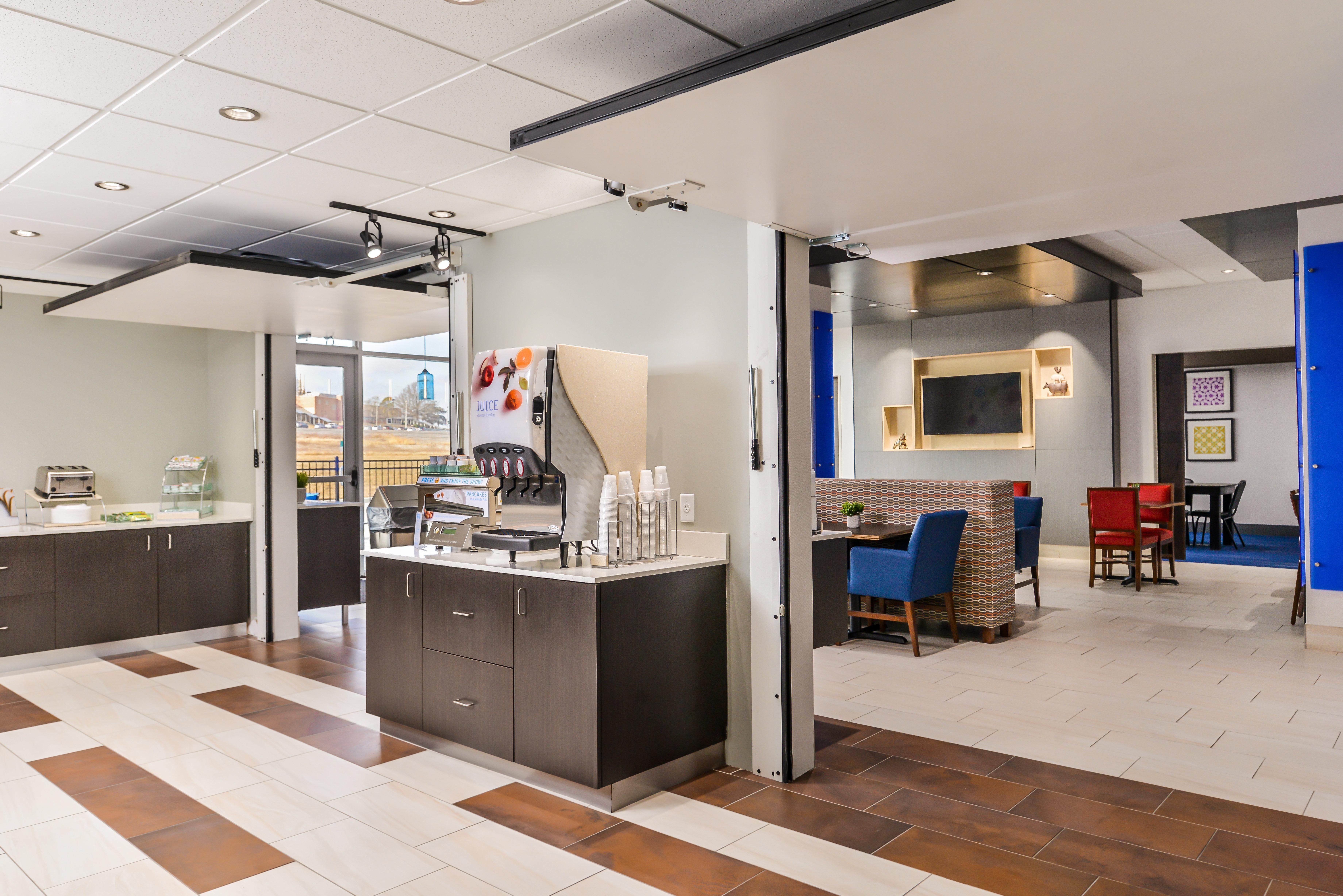 Express & - Kansas - By Ihg Hotel 2*